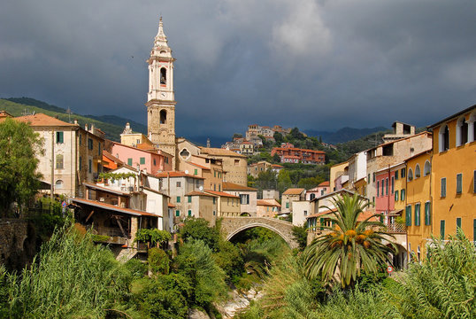 Dolcedo in Italien vor einem Gewitter
