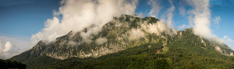 Der Berg Untersberg liegt in den österreichischen Alpen bei Salzburg und Grödig, im Sommer morgens feuchtes bewölktes Wetter.