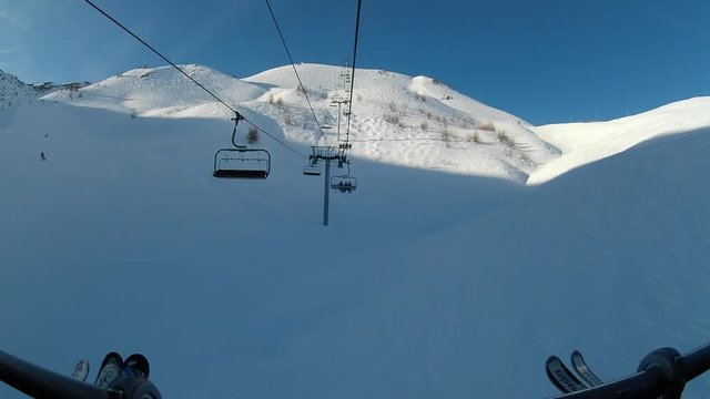 Paysage d'hiver avec de la neige et montagne
