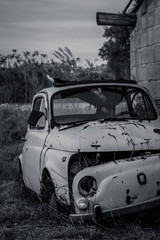 Una cinquecento abbandonata 