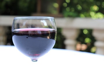 Verre de vin rouge dans un verre à vin transparent sur une nappe blanche - Département du Rhône - France