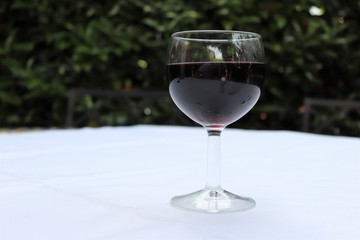 Verre de vin rouge dans un verre à vin transparent sur une nappe blanche - Département du Rhône - France
