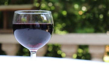 Verre de vin rouge dans un verre à vin transparent sur une nappe blanche - Département du Rhône - France
