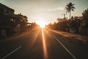 Zachód słońca na tropikalnej drodze. © insomniafoto