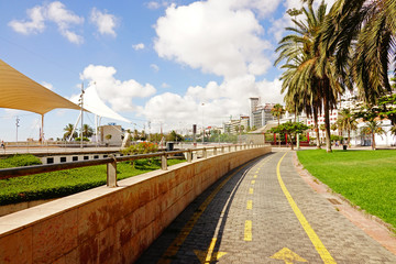 Fototapeta na wymiar Bicisenda del Parque de Santa Catalina, Las Palmas de Gran Canaria, Islas Canarias, España