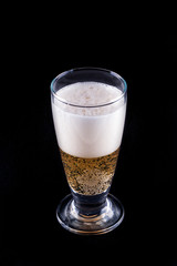 vaso de cerveza con espuma sobre fondo oscuro
