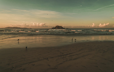 Fototapeta na wymiar Świetlisty zachód słońca na tropikalnej plaży.