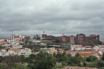 Castillo medieval y catedral de Silves localizado en lo alto de la colina sobresaliendo sobre el resto de las casas del pueblo. Algarve, Portugal.