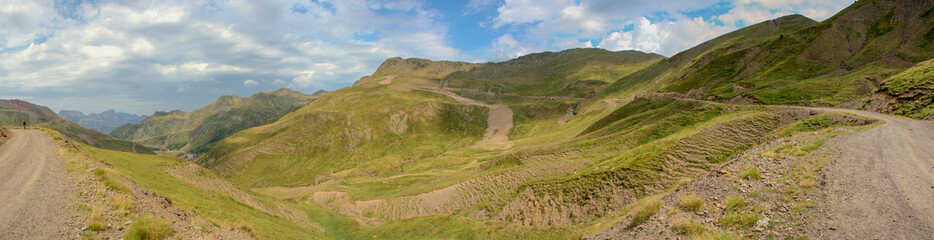 Fototapeta premium Vistas del Pirineo aragonés desde el entorno de la estación de esquí de Astún en la provincia de Huesca.