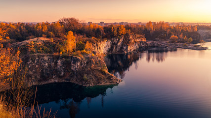 Zalew Zakrzówek, Kraków o zachodzie słońca - obrazy, fototapety, plakaty