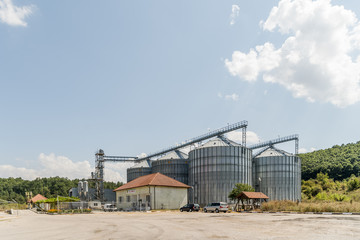 Silo y fábrica en un pueblo de Bulgaria