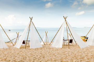 Tipis indios de descanso en playa paradisiaca