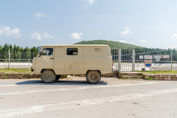 Furgoneta soviética en Bulgaria. Paisaje costumbrista.