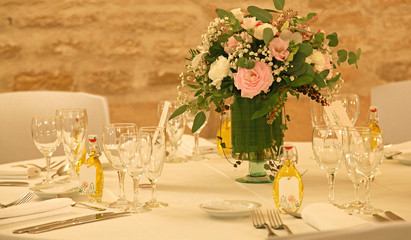 Bouquets de fleurs dans une salle de mariage