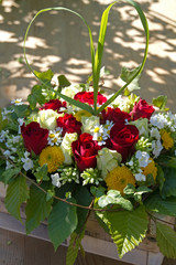 Blumengesteck mit Herz aus Gräserhalmen