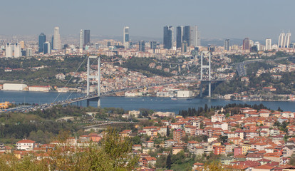 Fototapeta premium Stambuł, Turcja - Bosfor, będący naturalnym oddzieleniem Europy i Azji, jest głównym punktem orientacyjnym w Stambule. Tutaj w szczególności przebłyski jego wód i budynków