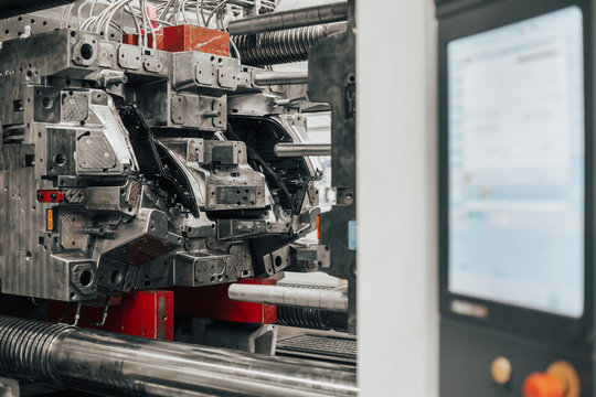 Huge injection molding machine without fixture ready for the plastic articles by injecting heated material into mold