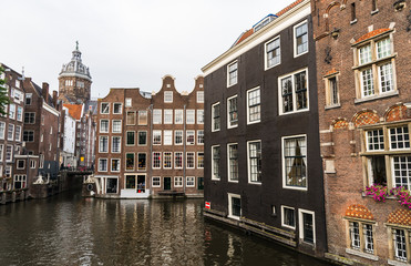 Fototapeta na wymiar Water canals and traditional Dutch architecture colorful houses in Amsterdam, Netherlands