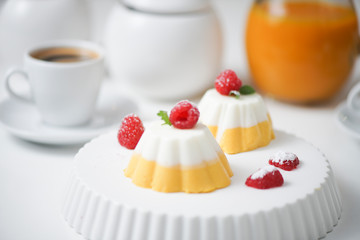 Jogurtowa panna cotta waniliowo-mango