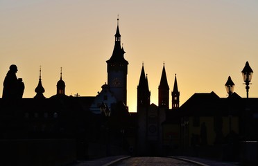 Würzburg, Sonnenaufgang an der Alten Mainbrücke