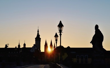 Würzburg, Sonnenaufgang an der Alten Mainbrücke
