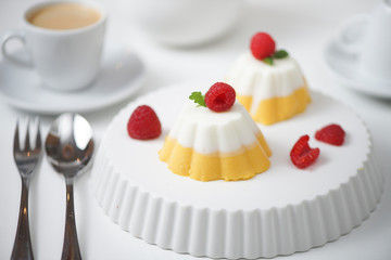 Jogurtowa panna cotta waniliowo-mango © Ilona