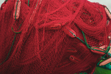 Kolorowe sieci rybackie oraz boje, łowienie ryb. - obrazy, fototapety, plakaty