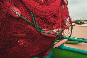 Kolorowe sieci rybackie oraz boje, łowienie ryb.