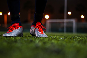 Pies de futbolista en cancha © Michelle