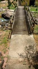 Obraz premium Ponte sobre riacho de manhã 