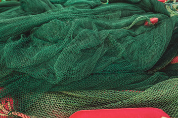 Kolorowe sieci rybackie oraz boje, łowienie ryb. - obrazy, fototapety, plakaty