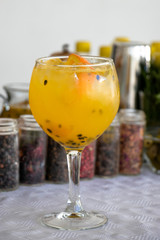 Bebida exótica de naranja para cocktail