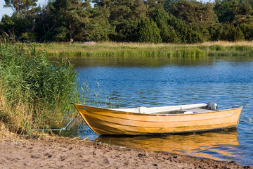 Ein gelbes Boot liegt an einem Strand im Meer