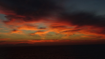 Fototapeta na wymiar Farbiger Wolkenhimmel über dem Mittelmeer
