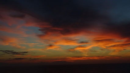 Obraz premium Farbige Wolken vor Sardinien