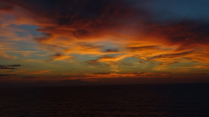 Fototapeta na wymiar Bunte Wolken vor Sardinien