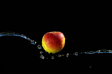 Apfel mit Wasserspritzer