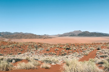 Blick über die orangen Sanddünen in der weitläufige Wüste Namib in Namibia 