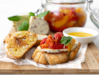 Sandwich with baked sweet pepper and goat cheese