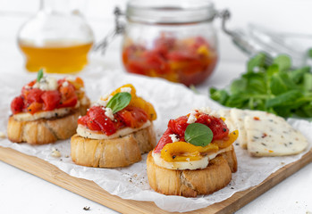 Sandwich with baked sweet pepper and goat cheese