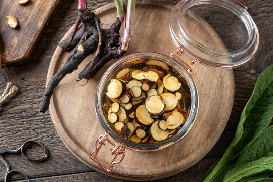 Preparation of alcohol tincture from fresh comfrey root