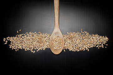 Semillas de girasol en una cuchara de madera