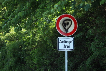 Alien Anlieger frei Schild im Gr&uuml;nen