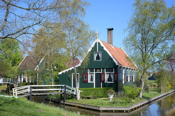 Fototapeta na wymiar Traditional dutch houses on the Zaanse Schans