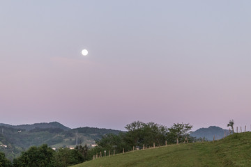 Fototapeta premium Paisajes con la luna de fondo
