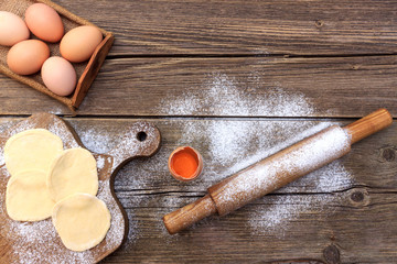 We make dough for pies on a wooden tabletop. © Roman