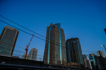 Naklejka premium 横浜みなとみらいの街並みと夕景