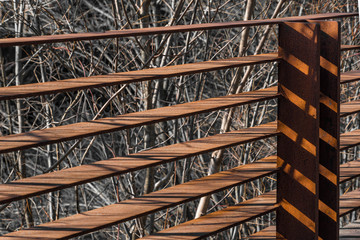 Rostiger Metallzaun, Nahaufnahme, monochrom