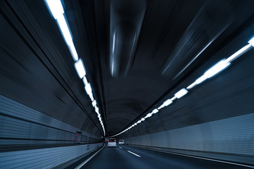 トンネルのイメージ（長時間露光）
