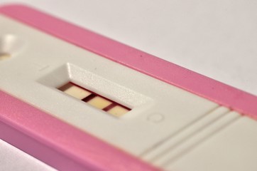ciąża
test ciążowy
dziecko
dobra nowina
kreski
pozytywny 
pozytywny test
pozytywny wynik
wynik
test